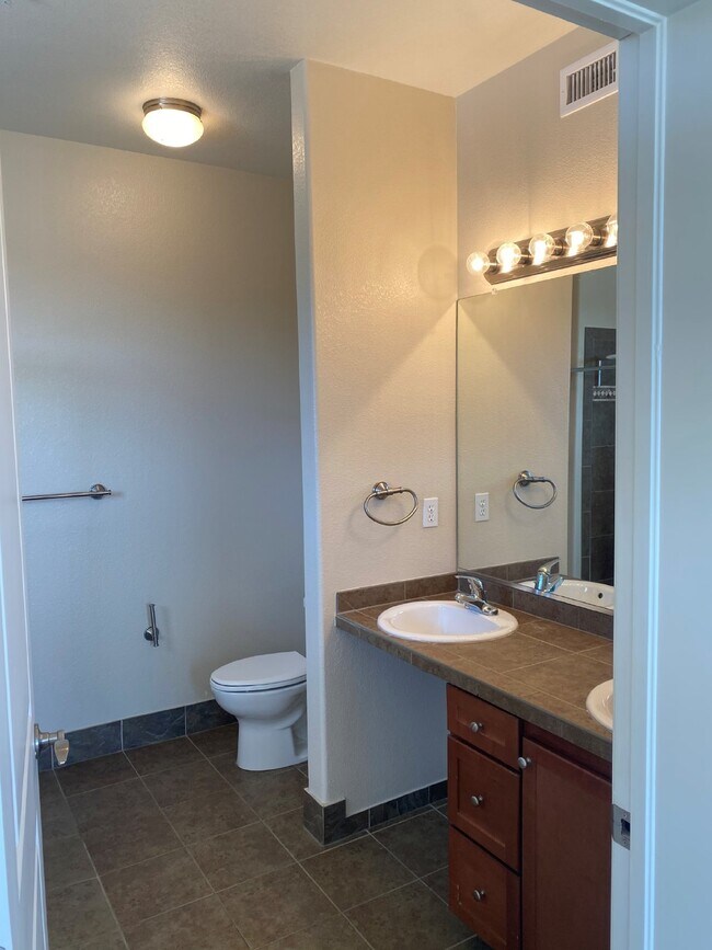Building Photo - Spacious 2-Bed/2-Bath Cry Creek Crossing C...