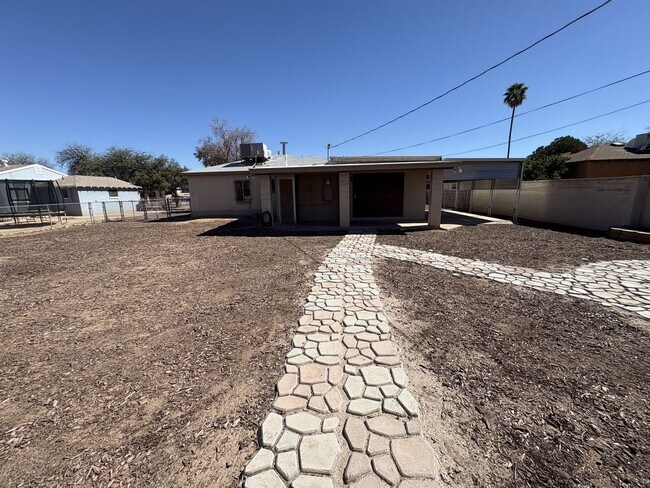 Building Photo - Central Tucson, close to University of Arizona and more!!!
