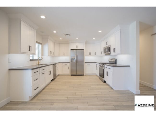 Building Photo - Modern 4/2 Scottsdale Home - Pool &amp; Putting Green!