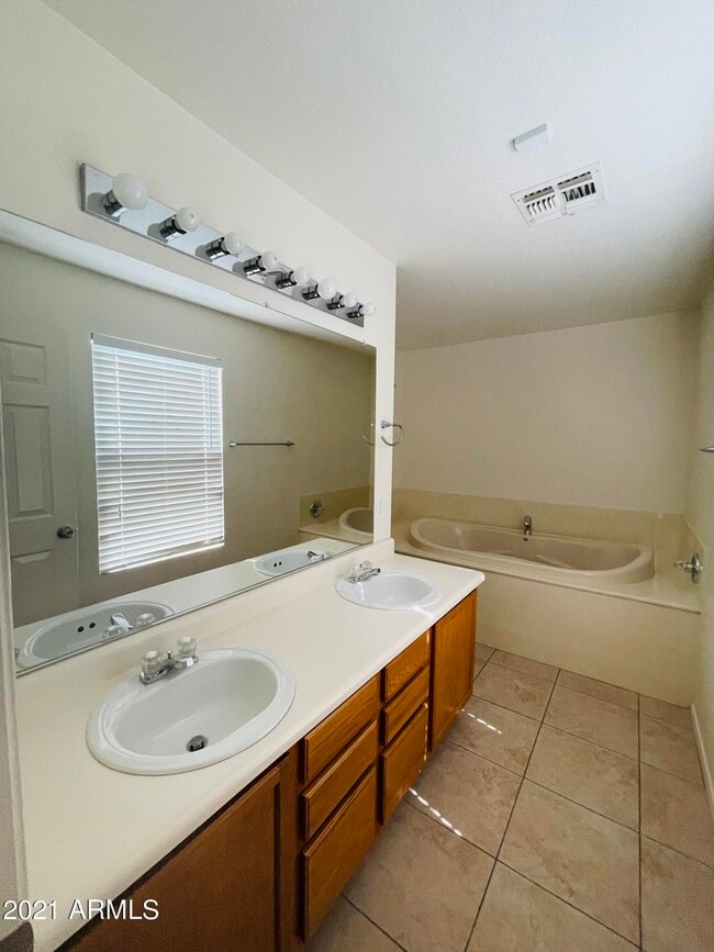 Building Photo - 10642 E Arbor Ave