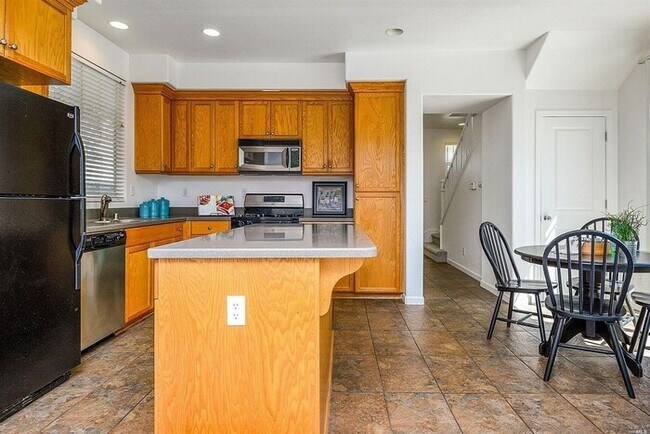 Building Photo - One of Northwest Nicest homes