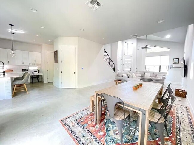 Building Photo - 2009 Canterbury St