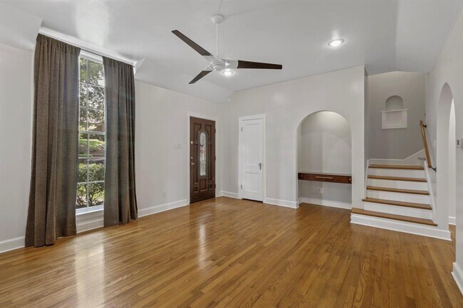 Building Photo - 307 Circle Dr