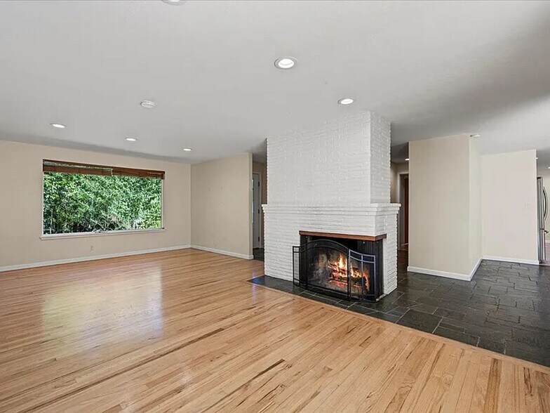 Building Photo - Bellevue Home