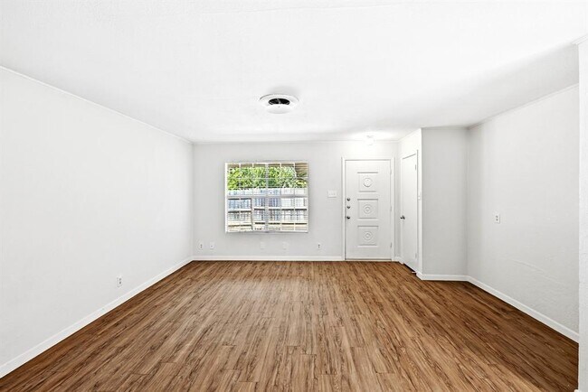Building Photo - 8204 Exmoor Dr
