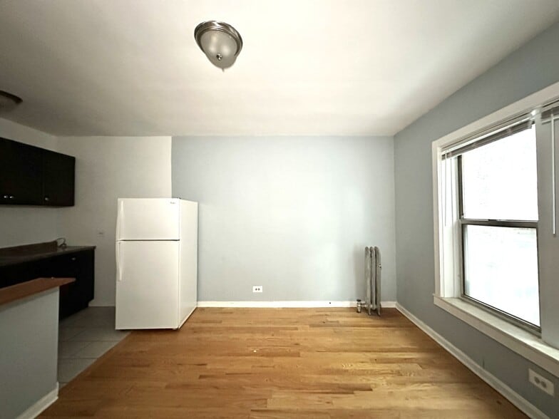 Building Photo - 5662 N Ridge Ave