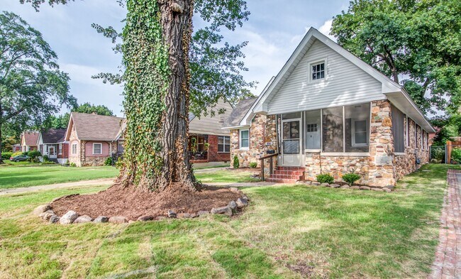 Building Photo - Live Stylishly. Live Comfortably. Live Memphis