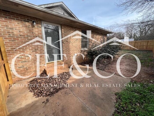 Building Photo - Spacious 2 bedroom now available in Spartanburg!