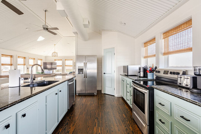 Building Photo - 907 S Cove Dr