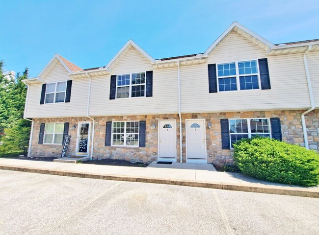 Primary Photo - 2 Bed / 1-1/2 Bath Townhome