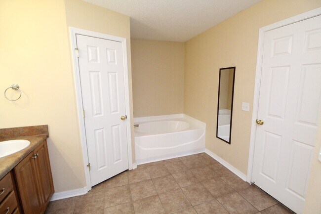 Building Photo - Beautiful Family Home Near Top Schools & N...
