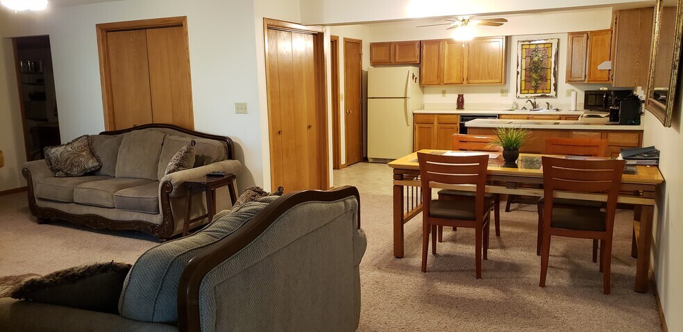 Kitchen and dining area - 260 Cayman St