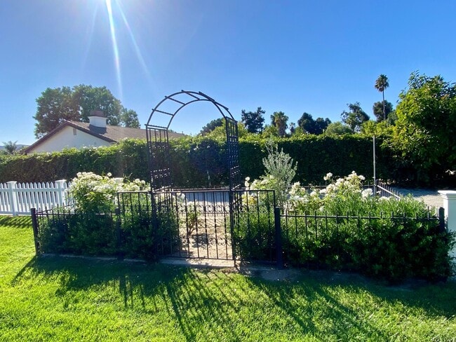 Building Photo - Charming, remodeled, country style home in private Simi Valley location.