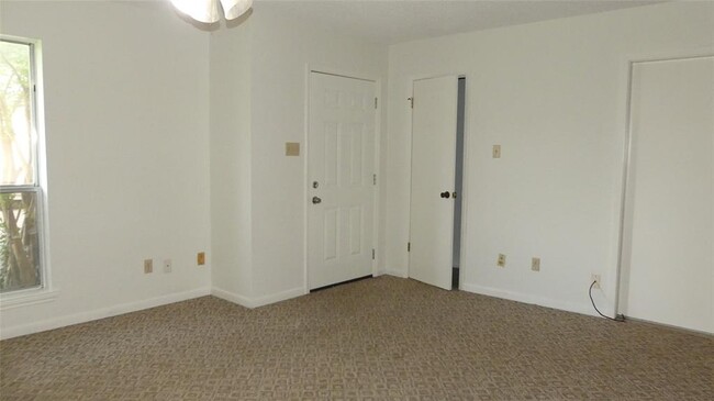 Building Photo - 15606 Santa Fe Dr