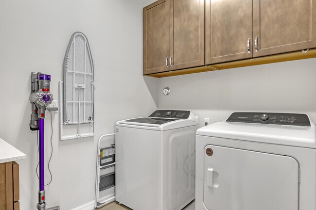 Building Photo - 4740 Chantilly Rd