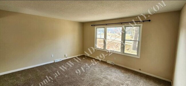 Building Photo - Beautiful House in South KC-Available NOW!!