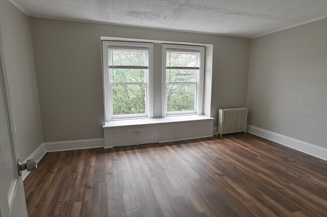 Building Photo - 220 Reily St