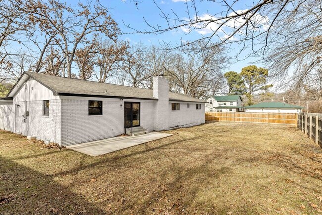 Building Photo - 201 N Dogwood St