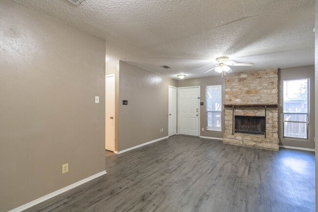 Building Photo - 701 Country Aire Dr