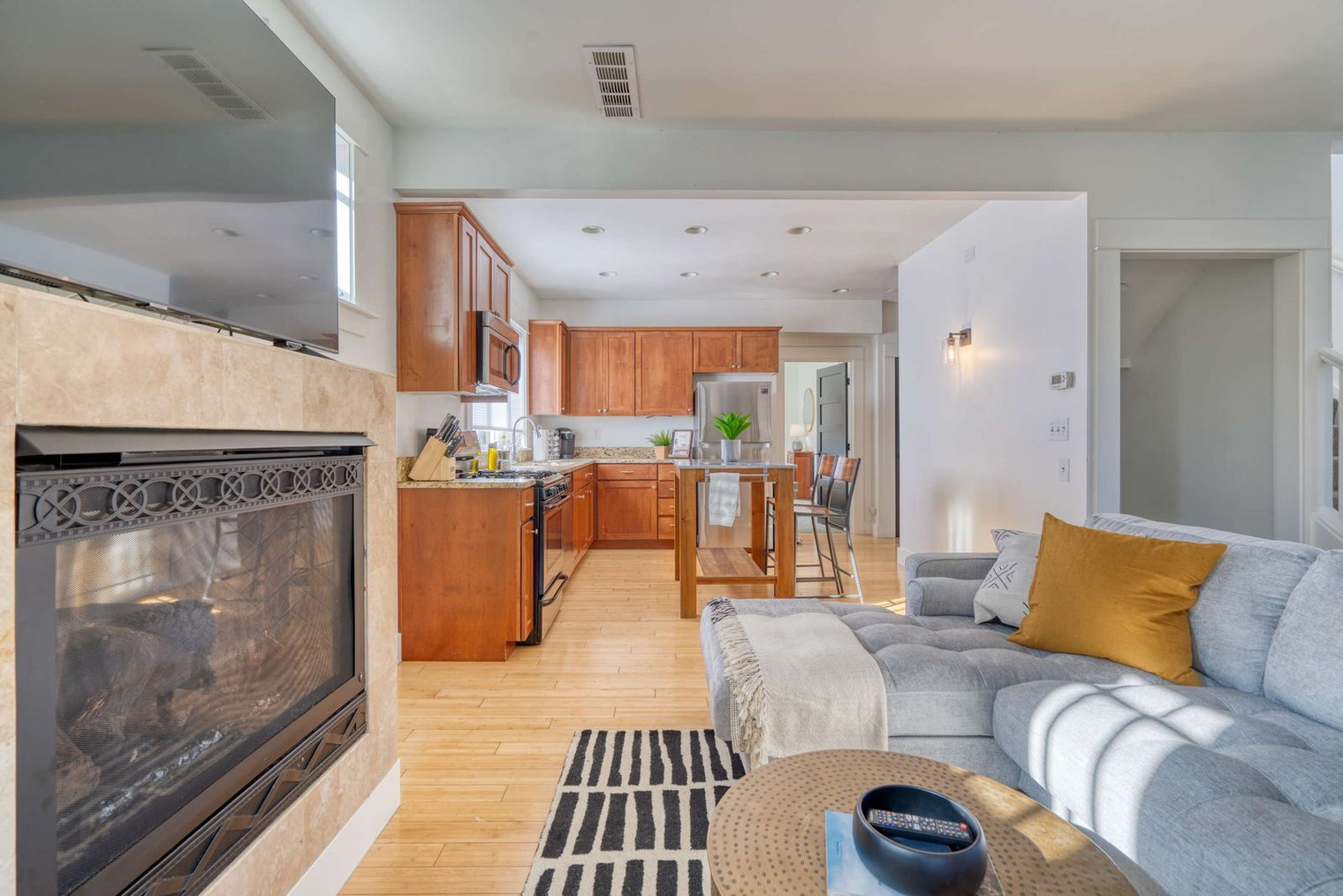 Building Photo - 915 SE 29th Ave