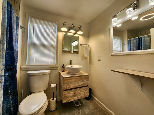 Building Photo - 4 bed 2.5 bath House | East Rochester | First Floor Laundry Hookups | Front and back covered porch