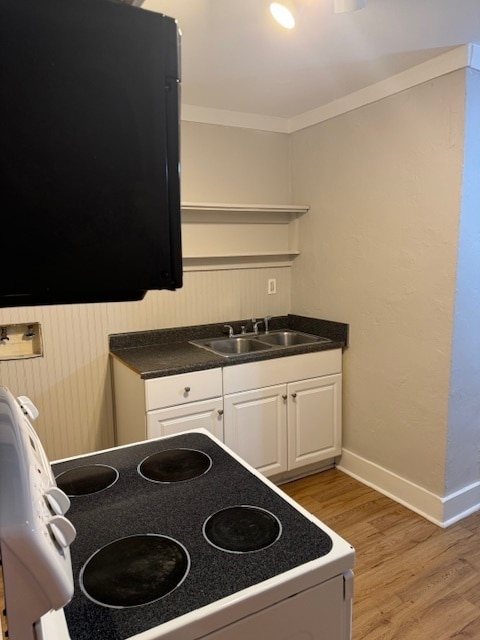 Building Photo - One bedroom duplex off 40th Ave with vinyl...