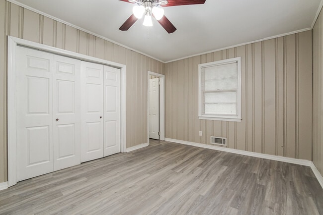 Building Photo - 415 N Pine St