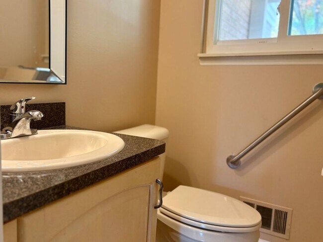 Building Photo - 3550 Kings Point Dr