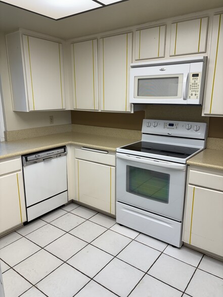 Kitchen - 1902 Grand Bahama Dr E