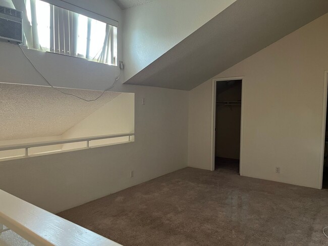 Building Photo - Crosspointe Townhouse - 2 bedrooms, 2 bath unit w/2 parking stalls - Avail 4/1/26