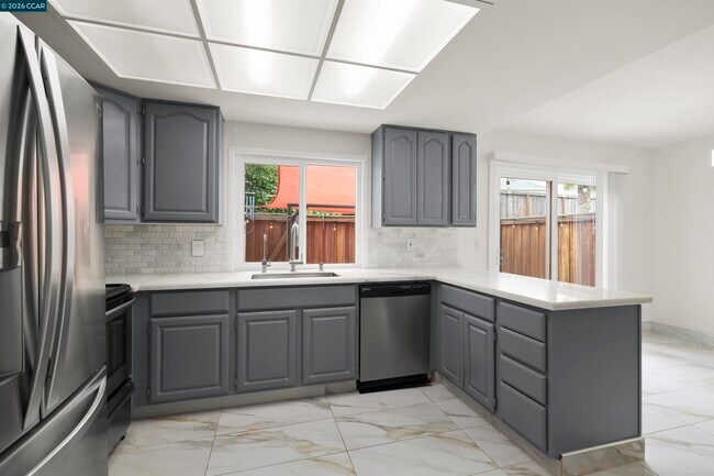 Building Photo - 560 La Copita Ct