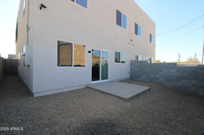 Building Photo - 2516 E Broadway Rd