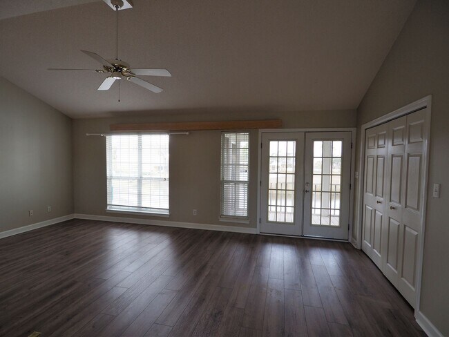 Building Photo - Gorgeous water views just blocks from the ...