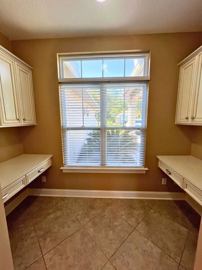 Building Photo - 4/2 with access to amenities, close to base!!