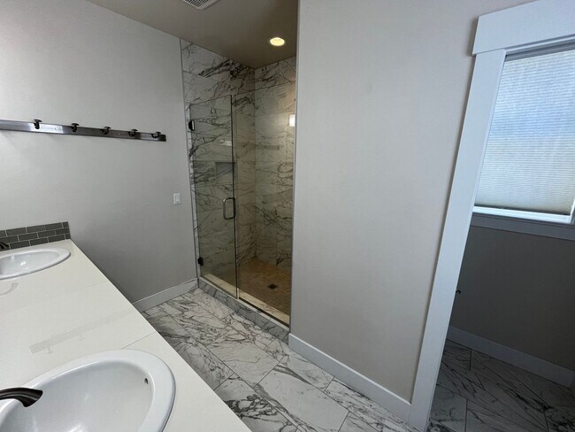 Building Photo - Beautiful 3 Bed/2.5 Bath Home in NW Bend - Fields Street