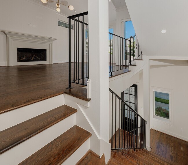 Building Photo - 2503 Lake Front Cir