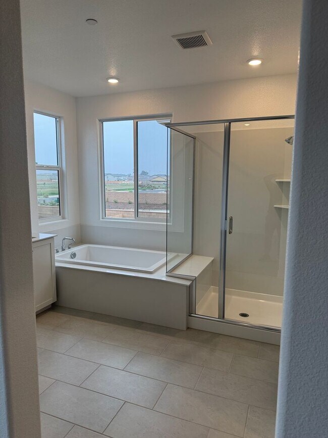 Building Photo - Charming New Home in Elk Grove, 4 bed / 3.5 bath!