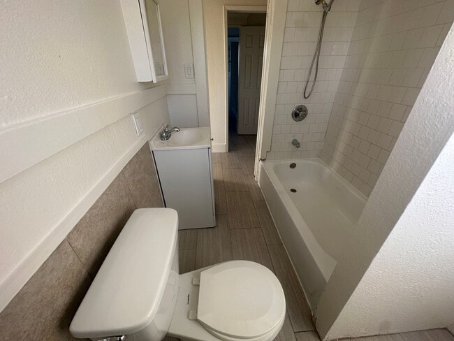 Building Photo - UPGRADED 4 BEDROOM NEAR DRAKE PARK!