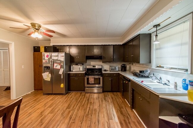 Building Photo - 3 Bedroom 2 Bath Home Walking Distance to Campus!