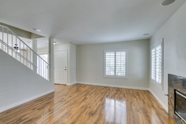 Building Photo - 3 Bedroom 2.5 Bathroom Townhouse in Henderson.