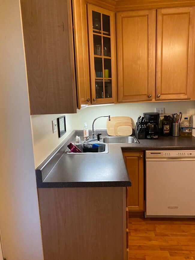 Kitchen - 2013 W Cortland St