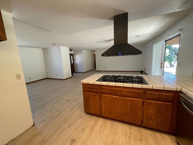 Building Photo - Golf Course- On The Mesa 3 Bedrooms, 2 Bathrooms, New Paint,
