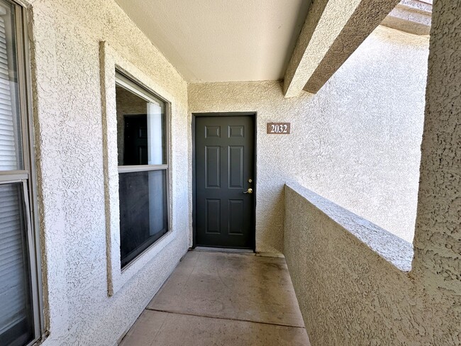 Building Photo - 2 BEDROOM 2 BATH UPSTAIRS CONDO IN GATED S...