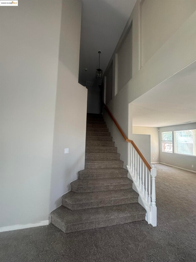 Building Photo - 5575 Sunview Ct