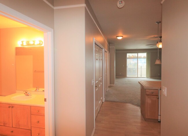 Building Photo - Lovely 2+ Bedroom Condo in Mountlake Terra...