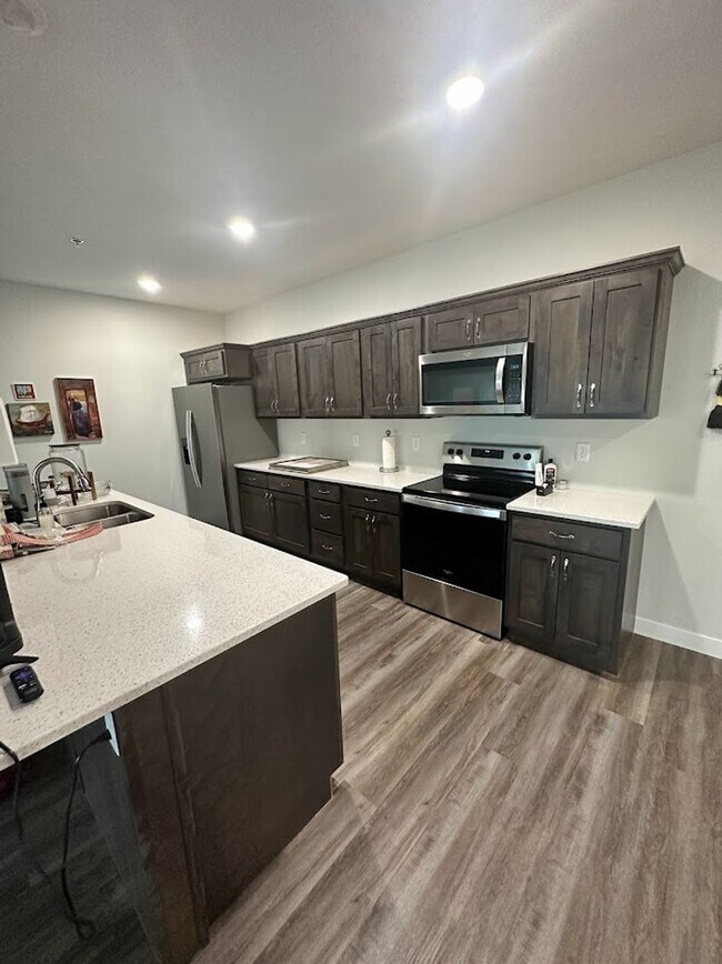 Building Photo - LAKE VIEW- 3 Bedroom Condo