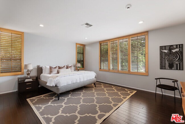 Building Photo - 1018 Summit Dr