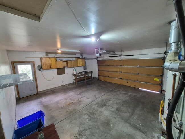 Building Photo - 3BR/2BA NE Bend Home