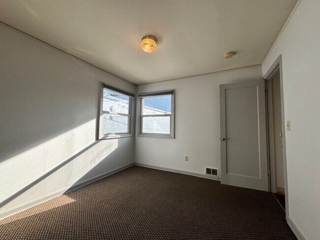 Building Photo - PM-125 N Lombard St.