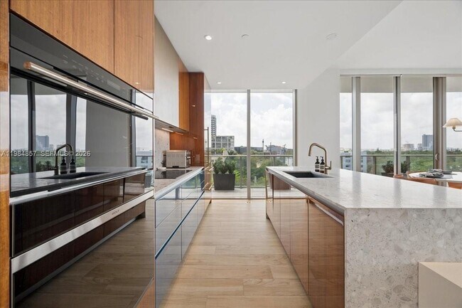 Building Photo - 2678 Tigertail Ave